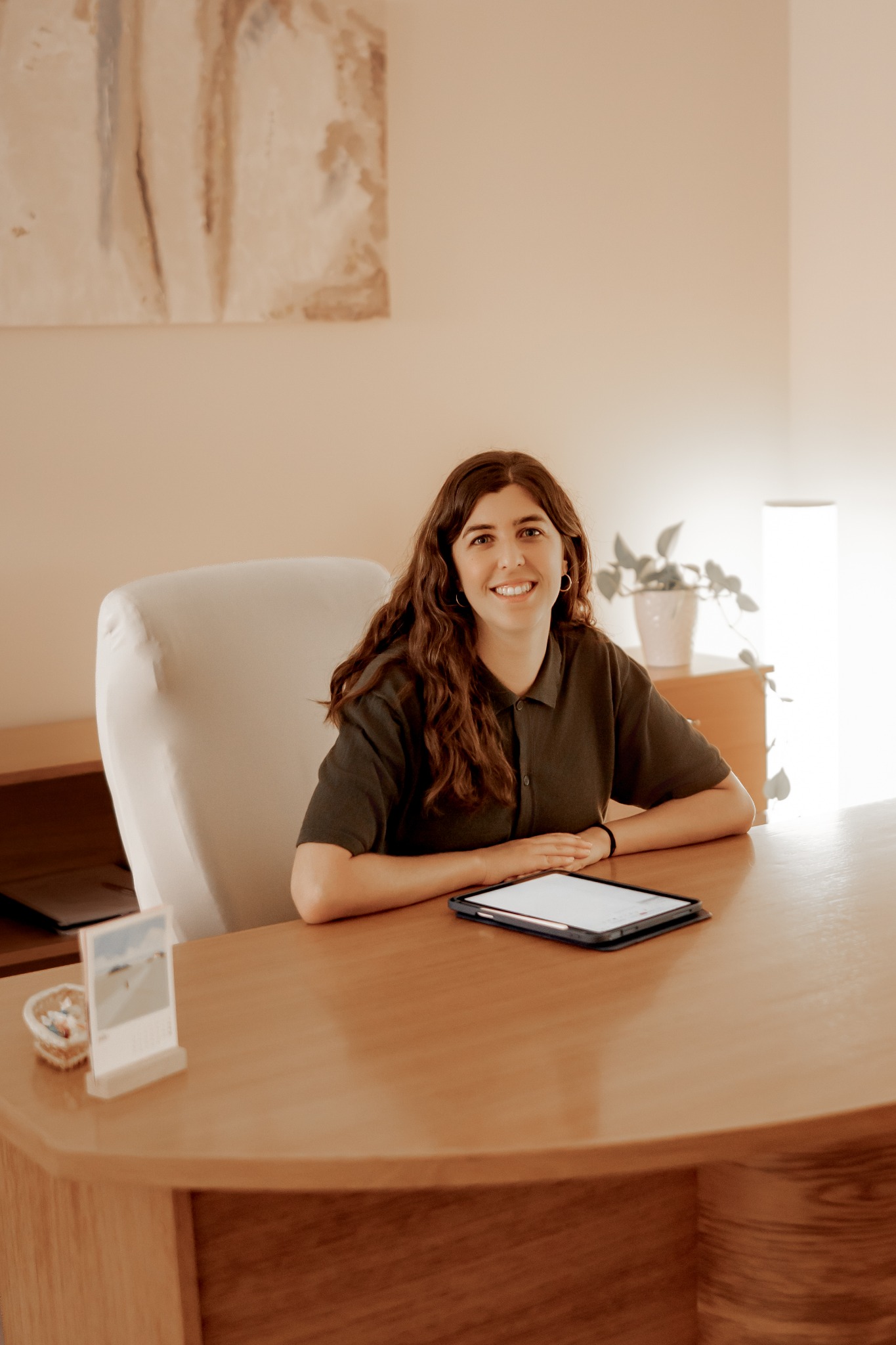 Marta Méndez Creu asseguda a la consulta