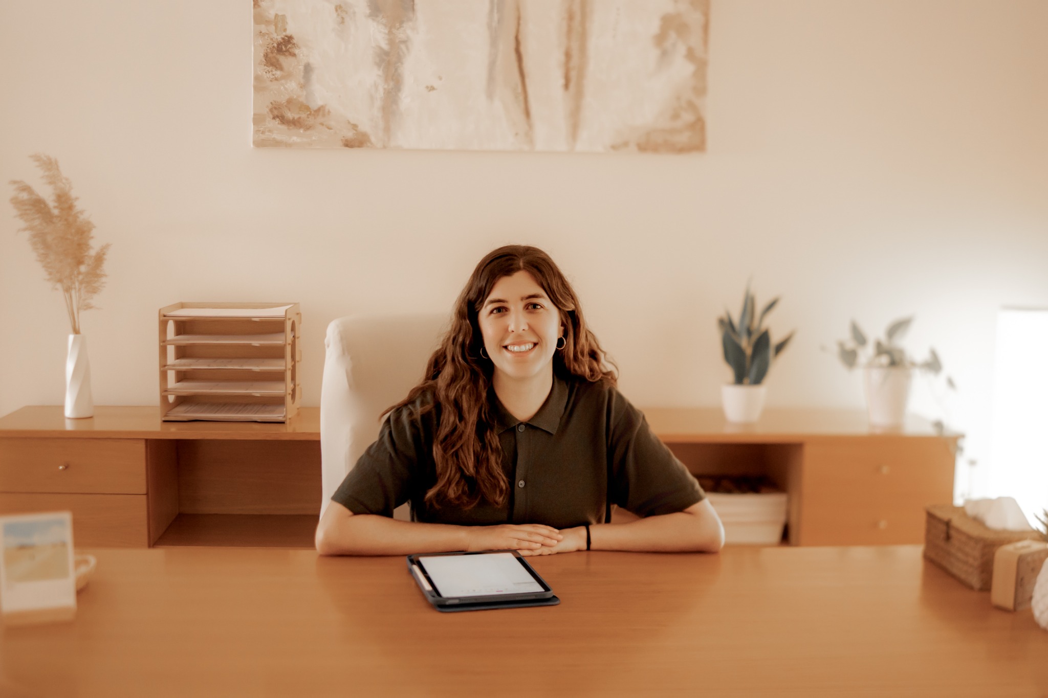 Marta Méndez Creu asseguda a la consulta